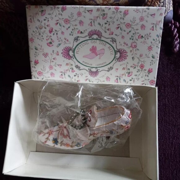 PUTTING ON THE RITZ DEEP SECRET EMBROIDERED RHINESTONE SHOE NIB - Picture 2 of 3